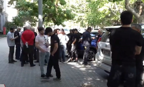 Զոհված զինծառայողների ծնողները Դատախազության շենքի մոտ են (տեսանյութ)